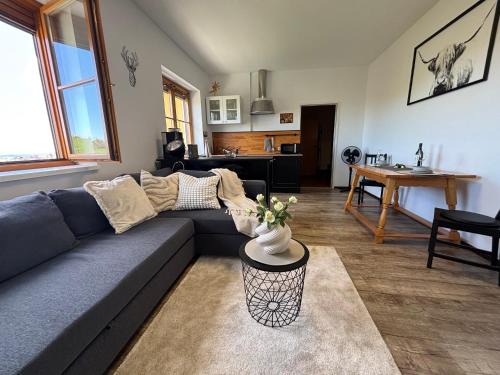 Glanz an der Weinstrasse Apartment | Glanz und Gloria Weingartenapartment an der Kellerstraße, viele Buschenschänke, sehr ruhige Lage, herrliche Aussicht!