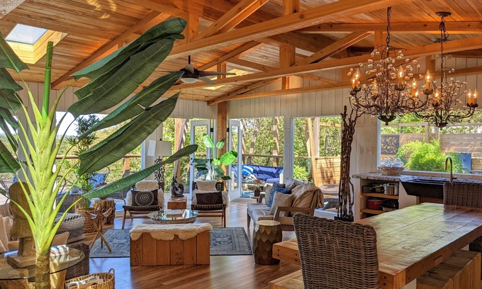 Barton Heights House | Glass Treehouse WINTER EXOTIC-KAYAK-SUP/Bike/Hike/POOL-LAKE-RIVER-GARDENS-FOOD