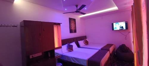 Valparai Bed & Breakfast | Glasshouse Retreat by The Jungle stay groups