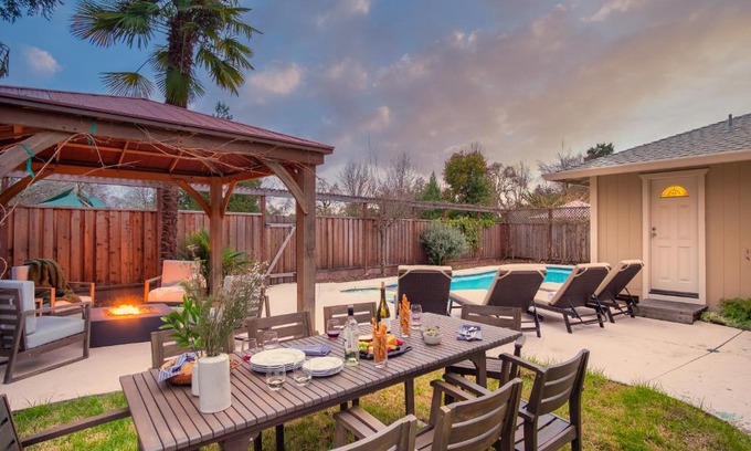 North Junior College Neighborhood Association House | Glen by AvantStay Sleek Charming Home in Wine Country w Pool Hot Tub