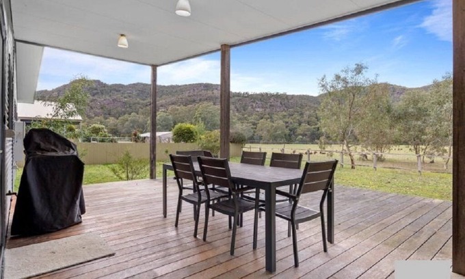 Halls Gap House | Glendene Halls Gap. Beautiful Mountain views. Directly behind shopping strip.
