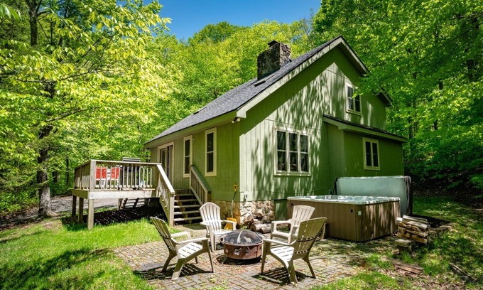 Old Timberline House | Gnarnia - 434 Cabin Mountain RoadnnGnarnia - Air Conditioning, Lake Access, Fire Pit, Hot Tub