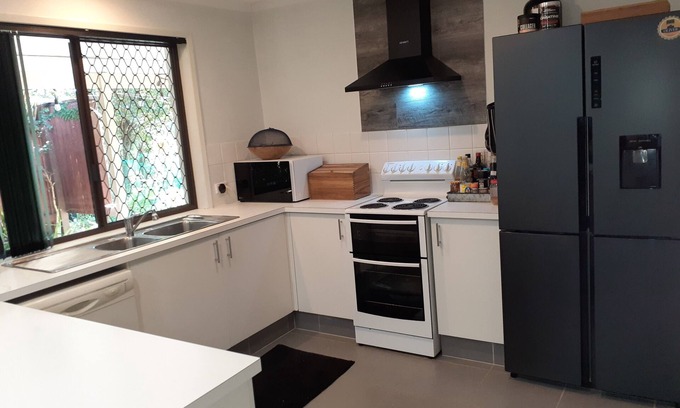 Helensvale House | Gold Coast Delight: Private oasis near the Theme Parks.