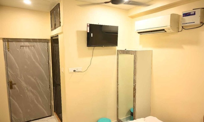 Varanasi Hotel | GOPINATH .P GUEST HOUSE
