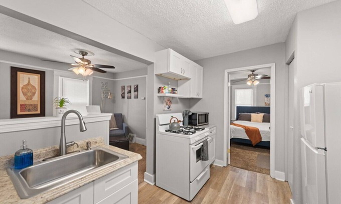 Detroit - Shoreway Apartment | Gordon`s Squares Cozy Corner