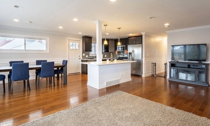 South Holland House | Gorgeous 5-bedroom home w/ POOL & Vehicle rental