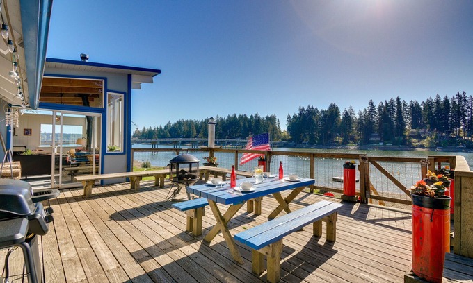 Allyn-Grapeview Cabin | Gorgeous Allyn Getaway - No-Bank Waterfront!
