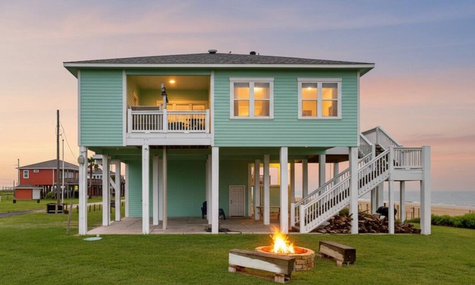 Port Bolivar House | Gorgeous Beachfront | Firepit | Couples Retreat