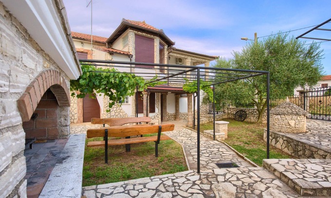 Jadreski House | Gorgeous home in Jadreski with kitchen