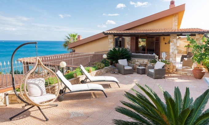 Torre Colonna-sperone Villa | Gorgeous Villa with outbuilding for a relaxing vacation