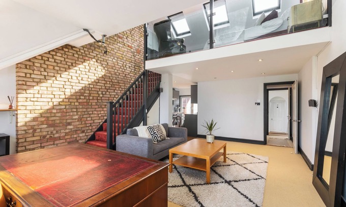 Streatham Hill Apartment | Gorgeous light loft apartment + parking