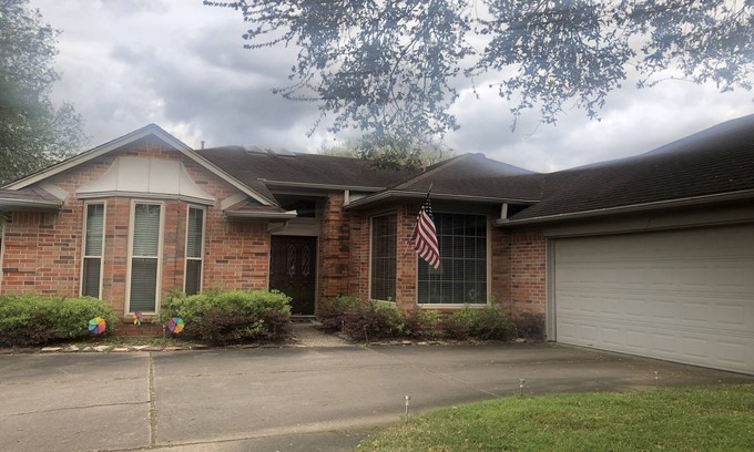 Clear Lake House | Gorgeous, Relaxing & FUN Entire House near Beach, Lake, and Kemah Waterfront