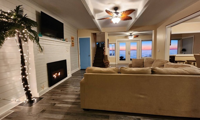 Valley Lee House | Gorgeous Sunsets & Waves Heard From Bed. Why Wait?