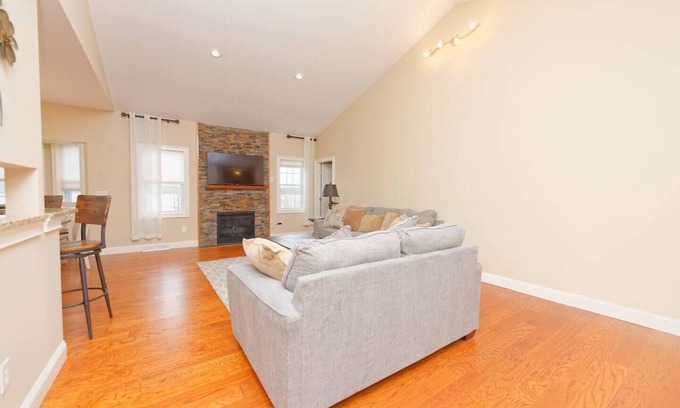 Round Lake House | Gorgeous Views of Round Lake, Minutes to Saratoga