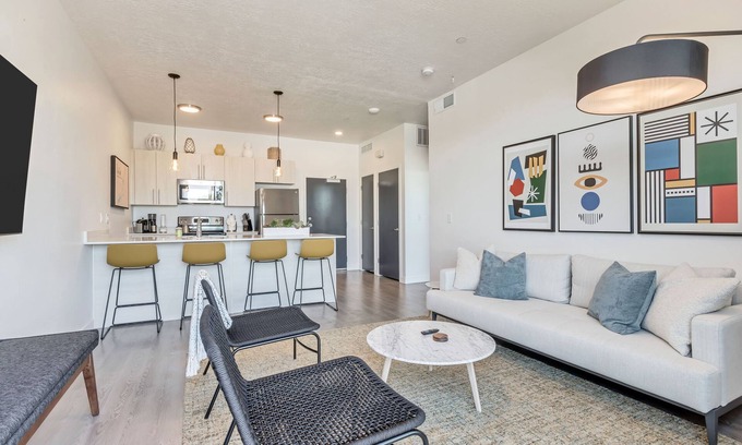 People's Freeway Apartment | Granary de Luxe Downtown 1BR/1BA +CoWorking Space & Gym