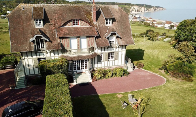 Pourville-sur-Mer Apartment | Grand Duplex *, Sea View, 5 bedrooms, linen provided, private garden