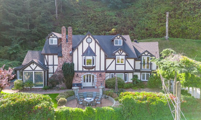 Chilliwack House | Grand English Style Home on Chilliwack Mountain