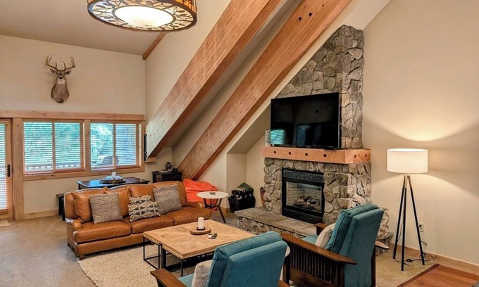 Government Camp House | Grand Lodge 30 at the Official Collins Lake Resort