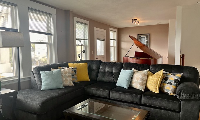 Medford House | Grand piano Apt near T station towards downtown Boston, TD Garden and Hospitals.