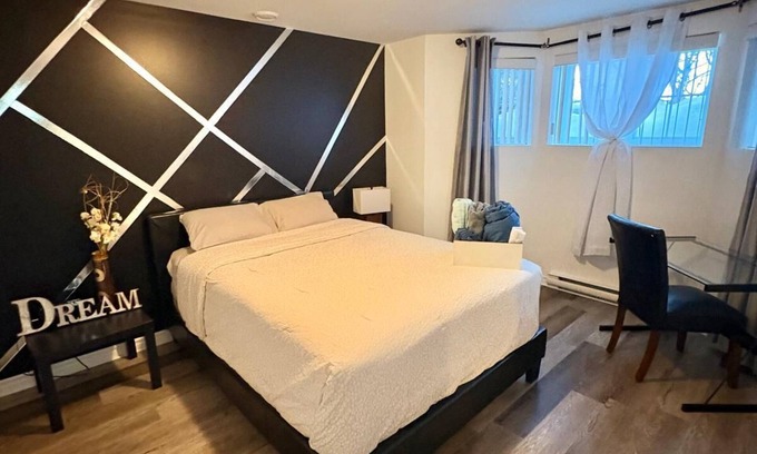 Laval House | Grande chambre confortable à Laval