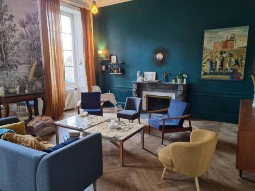 Laval House | Grande maison familiale plein centre vieux Laval