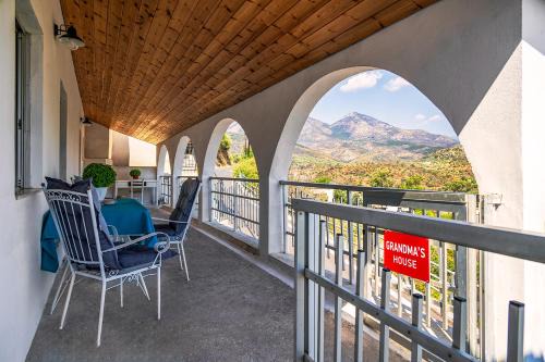 Karvelas House | Grandma's House Mani