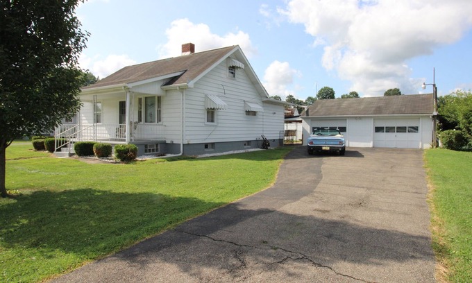 East Millsboro House | Grandma's House - Pets Welcome - Fenced Yard