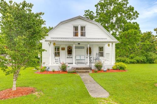 Primrose House | Grandmas Farm House on 125 Acres with Fire Pit!