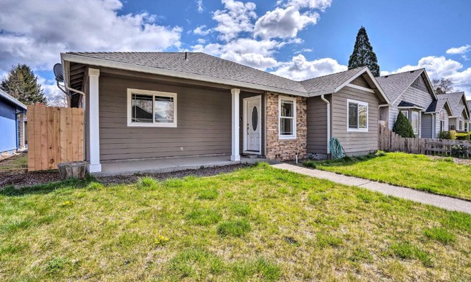 Grants Pass House | Grants Pass Home 1 Mi to Downtown and Rogue River!