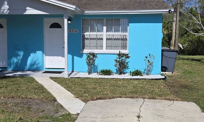 Marthas Vineyard House | Great accomodation within walking distance of Port Richey atractions.