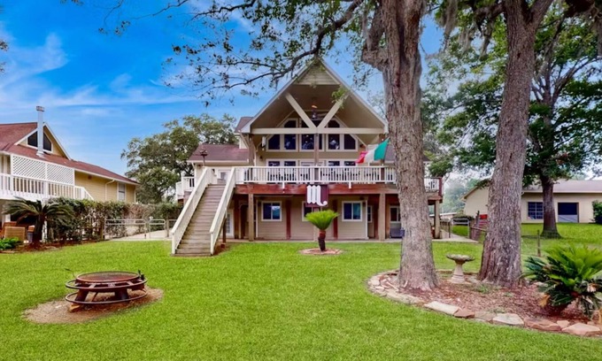 Sweeny House | Great for Big Groups & Families! Waterfront, Boathouse, Pool Table, Dog-Friendly