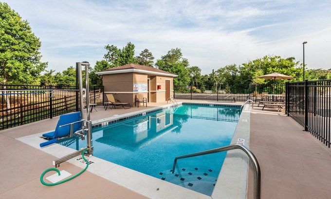 Farragut Apartment | Great for Business Travelers! Studio Suite in Knoxville | Shared Outdoor Pool + BBQ Area