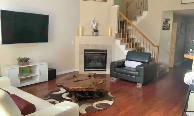 Aurora House | Great location for your Aurora visit