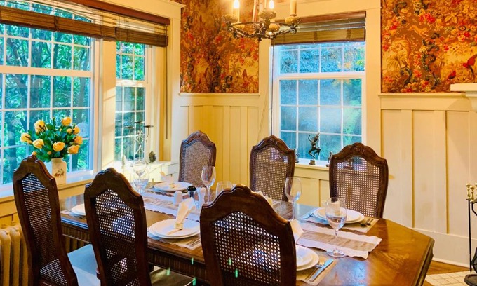 Shaughnessy Villa | Green Villa in Shaughnessy - Free Parking - Pet-Friendly