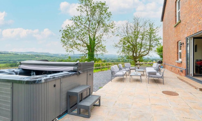 Llangadog House | Greengrove Farmhouse (Glasallt)