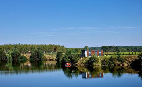 Wielun Villa | GRETA Nowoczesny domek modułowy nad stawem