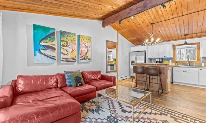 Stowe Area Apartment | Griffin Chalet 5 ~ mile to Stowe