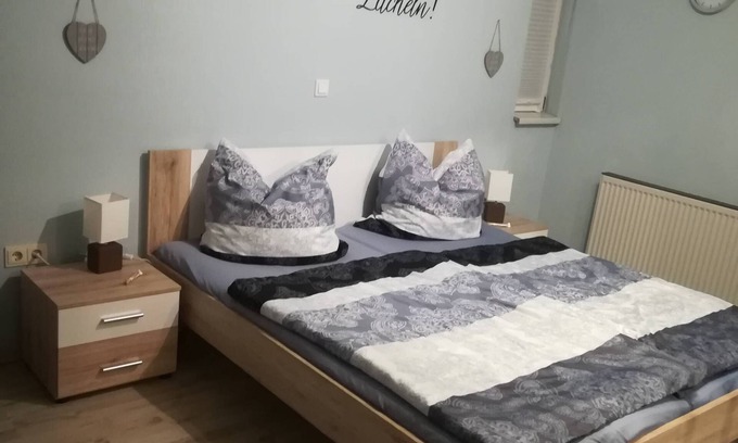 Schwarzenbach an der Saale Apartment | Große und gemütliche Ferienwohnung mit überdachtem Freisitz und Garten