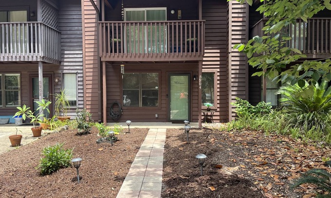 Oak Court House | Grotto Family Getaway Townhouse Last Min Weekend Deal, Pets Are Welcome