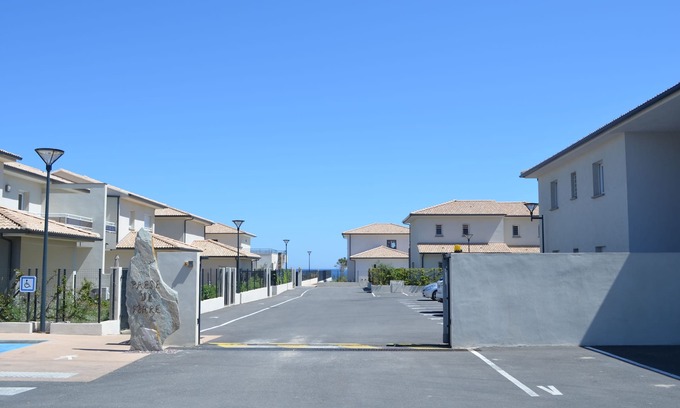 Moriani-Plage Apartment | Ground floor accommodation with access to the sea from the residence