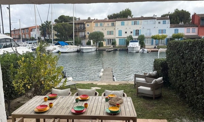 Port Grimaud House | Ground floor apartment, prime location in Port Grimaud Spacious garden and mooring.