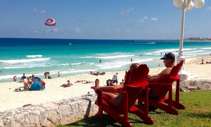 Zona Hotelera Condo | ! GROUND FLOOR! PRIVATE YARD! Pool level Steps to the beach!