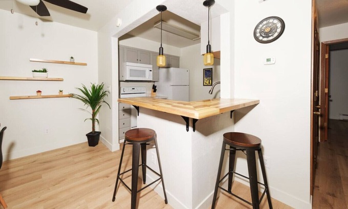 Fairview Apartment | Groundfloor Modern Industrial 2BD Apartment