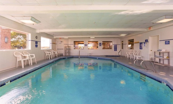 Warrenton Hotel | GROUP ESCAPE! TWO COMFY UNITS, POOL, SAUNA