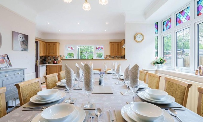 Gosport Cottage | Grove Lodge - a house that sleeps 13 guests in 5 bedrooms