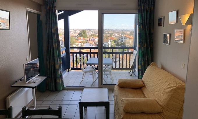 Guethary Apartment | Guéthary: Charmant Appartement avec Terrasse et Accès Piscine, à Proximité de la Plage et du Centre