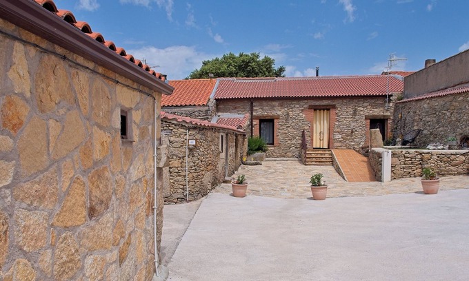 Sardon de los Frailes House | Guest House 'Casa Huidobro Valle' with Private Terrace, Private Garden and Wi-Fi