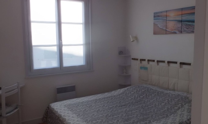 Ars-en-Re Bed & Breakfast | Guest Room Heraudeau 2 - with shared garden and air conditioning