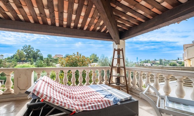 La Gaude Bed & Breakfast | Guest Room 'Proche De Nice' with Sea View, Wi-Fi and Air Conditioning