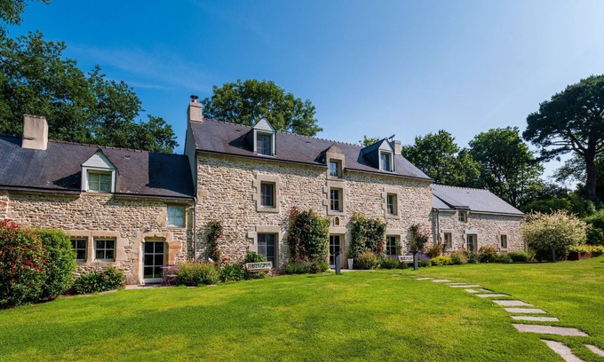 Brech Bed & Breakfast | Guest Room 'Room - Spa - Pool - Sauna' with Private Terrace and Shared Garden